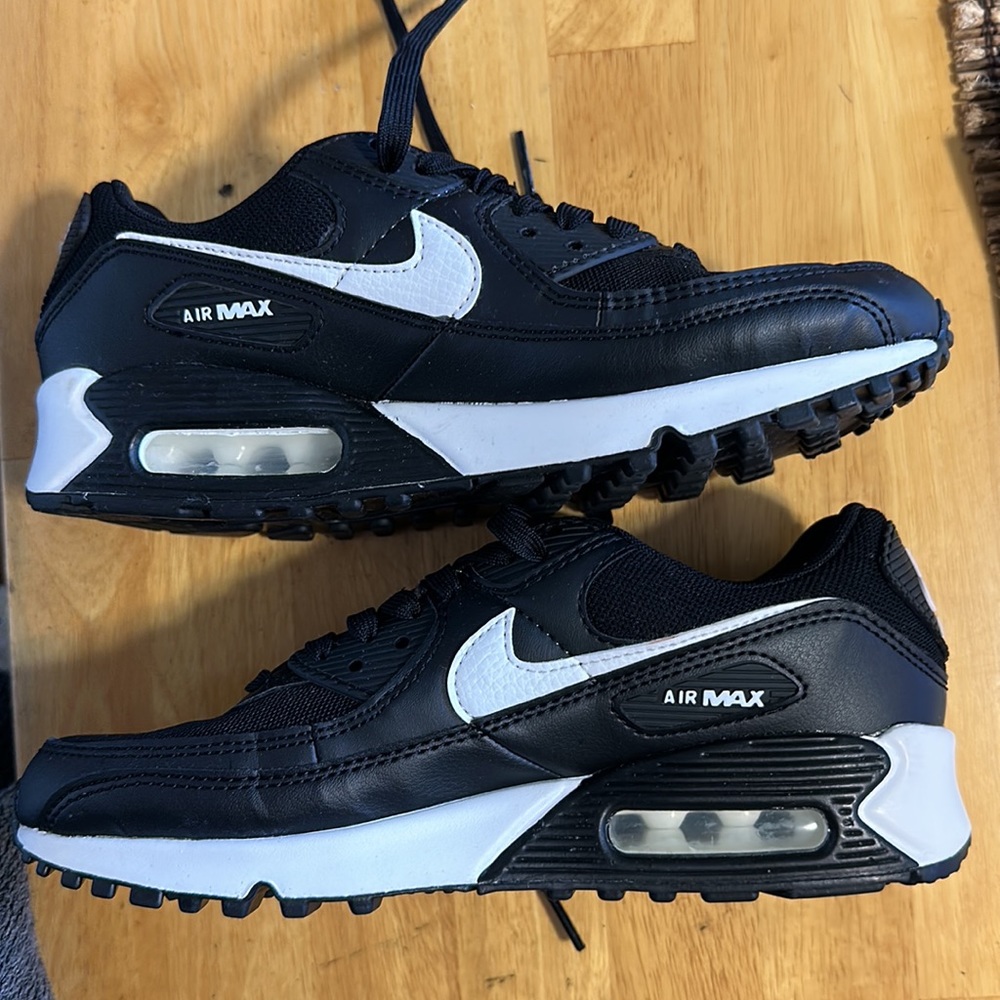 Nike Air Max Black and White Athletic Shoes - Picture 8 of 15